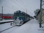 SU 46 0 32 steht in Cottbus/Chosbuz vor dem EC 341  WAWEL  in Richtung Krakow Glowny.
02.01.2010