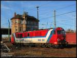 SU46-032 wartet hier am Stellwerk B23 in Cottbus auf seinen Einsatz am IC241 Hamburg-Altona - Zary. Der Tf hat eben die Zeit genutzt um seinen Fhrerstand auszufegen. Cottbus, 24.11.06.