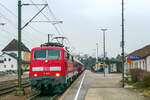 111 047 stand am 5.4.13 mit einem RE nach Stuttgart abfahrbereit in Crailsheim auf Gleis 1. Das Empfangsgebäude in Insellage wurde nach dem Krieg im schlichten Stil neu gebaut, hier sieht man die Westseite.