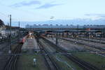 Blick auf die Bahnsteige am 02.04.2024 in Darmstadt Hbf.