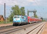 Und hier mein 500 Bild: Am 05.05.2013 kam  Maxl  111 017-0  Bahnland-Bayern  mit dem Fuball-Sonderzug 39510 von Augsburg nach Kirchzarten. Hier ist die Schnheit bei der Durchfahrt in Denzlingen.