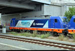 Blick auf 187 317-3, mit Eigenwerbung, der Raildox GmbH & Co. KG, die zusammen mit 076 109-2 in Dessau Hbf abgestellt ist.
Aufgenommen von Bahnsteig 2/3.
[10.8.2019 | 15:15 Uhr]