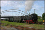 897513 schiebt hier am 2.6.2007 einen historischen Zug in den Bahnhof Dessau.