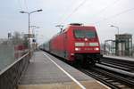 101 106-3 als EC 178  Alois Negrelli  (Linie 27) von Praha hl.n. nach Berlin Hbf (tief) durchfährt den Bahnhof Doberlug-Kirchhain auf der Bahnstrecke Berlin–Dresden (KBS 240). Bild durchlief die Selbstfreischaltung. [16.12.2017 | 9:41 Uhr]