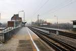 Blick auf die Gleise 1 und 2 des Turmbahnhofs Doberlug-Kirchhain auf der Bahnstrecke Berlin–Dresden (KBS 240) bei Frost am Morgen.