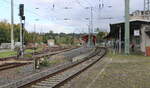 Der Bahnsteig 3 mit Blick Richtung Riesa, am 11.10.2024 in Döbeln Hbf.