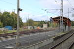 Der Bahnsteig 4 mit der daneben liegenden Bahnmeisterei; am 11.10.2024 in Döbeln Hbf.