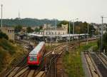 RB 17510 von Chemnitz nach Elsterwerda fhrt in den Keilbhnhof Dbeln ein, rechts fahren die Zge in Richtung Leipzig/Meien, links befinden sich die Bahnsteige nach Riesa bzw. Chemnitz. 17.09.09