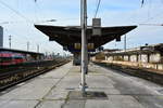 Auf dem Bahnsteig Gleis 26 und 31 hält nur selten ein Zug.