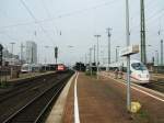 Links der IC 2310 nach Westerland/Sylt,mitte die BR 120 122-7  mit IC 2141 nach Leipzig,rechts der ICE 3 Doppeltraktion  nach Mnchen.(25.08.2007)