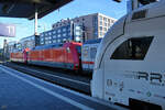 Die Elektrolokomotiven 101 116-2 und 101 101-4 sind hier Ende Oktober 2024 mit einer IC-Garnitur am Hauptbahnhof Dortmund zu sehen.