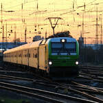 Die Elektrolokomotive 193-436 zog einen Zug von Flixtrain, so gesehen Ende Oktober 2024 am Hauptbahnhof in Dortmund.