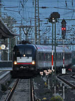 Ende Oktober 2024 war die Elektrolokomotive ES 64 U2-005 mit einem Fussball-Sonderzug bei der Ankunft in Dortmund zu sehen.