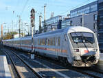 Hier ist Ende Oktober 2024 eine von den Elektrolokomotiven 101 116-2 und 101 101-4 gezogene IC-Garnitur bei der Abfahrt vom Dortmunder Hauptbahnhof zu sehen.