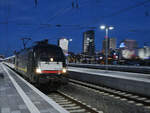 Die Elektrolokomotive ES 64 U2-005 zog Ende Oktober 2024 einen Fussball-Sonderzug durch Dortmund.