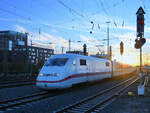 Hier bei der abendlichen Ankunft am Hauptbahnhof in Dortmund zu sehen ist der ICE 2 402 005-3  Zwickau .