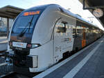 Der Elektrotriebzug 462 002 ist als RE1 nach Aachen unterwegs und ist hier Ende Oktober 2024 beim Halt am Dortmunder Hauptbahnhof zu sehen.