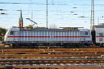 Die Elektrolokomotive 147 568-0 zieht eine IC2-Garnitur, so gesehen Ende Oktober 2024 am Hauptbahnhof in Dortmund. 