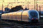 Ende Oktober 2024 fuhr am späten Abend der ICE 3 403 025-0  Ravensburg vom Dortmunder Hauptbahnhof ab.