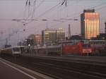 Dmmerung im Dortmunder Hbf.,Gleis 10 der IC 2045 nach Leipzig,  rechts Gleis 8 , der IC 2112 nach HH - Altona.(16.12.2007)