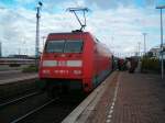 101 007 steht am 18.10.07 bei schnstem Wetter mit einem IC im Hbf von Dortmund.