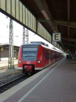 425 072-5 steht hier am 22.08.2013 im Dortmunder Hbf als RE11 bereit.