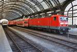 143 932 wartet am 30.9.2017 mit der S1 von Meißen Triebischtal nach Bad Schandau im Dresdener Hauptbahnhof auf Abfahrt.