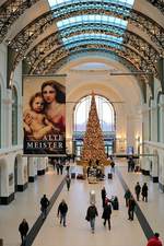 Blick auf die weihnachtlich geschmückte Bahnhofshalle mit Baum in Dresden Hbf. Aufgenommen vom Aufgang zur DB Lounge. Bild durchlief die Selbstfreischaltung. [16.12.2017 | 11:36 Uhr]