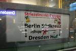 Blick auf ein Zuglaufschild an RE 18441 (RE 18 |  Striezelmarkt-Express ) nach Berlin Südkreuz in seinem Startbahnhof Dresden Hbf auf Gleis 17. [16.12.2017 | 17:49 Uhr]