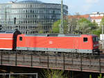 112 187 zieht einen S-Bahn-Zug in Richtung Dresden-Hauptbahnhof. (April 2014)