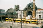 06.05.2006 Straßenbahnhaltestelle der Süd-/ Nordverbindung am Dresdener Hauptbahnhof. Am Umbau und der Renovierung des Bahnhofs wird noch mächtig gearbeitet.