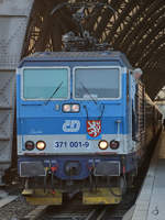 Die Elektrolokomotive 371 001-9 wartet am Dresdener Hauptbahnhof auf die Abfahrt. (April 2017)