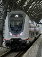 Ein Twindexx Vario Doppelstock-Zugeinheit Anfang April 2017 während der Ankunft im Dresdener Hauptbahnhof.