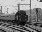 Die Dampflokomotive 50 3648-8 bei der Ankunft am Dresdener Hauptbahnhof.