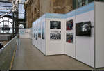 Anlässlich seines 120-jährigen Jubiläums befand sich zur Adventszeit die Fotoausstellung  Dresden Hauptbahnhof - 120 Jahre bewegende Geschichte. Eine Fotodokumentation von der Grundsteinlegung bis heute  in Dresden Hbf.
[8.12.2018 | 11:33 Uhr]