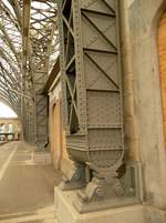 15.Juni 2009, Dresden-Hauptbahnhof, Mittelhalle, Fuß eines der gewaltigen Bogenträgers. Wie harmonisch doch solche rein zweckorientierte Stahlkonstruktionen aussehen können.