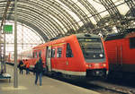08. März 2007, Dresden, Hauptbahnhof, in der Mittelhalle steht VT 612 129 als RE 4766 nach Hof zur Abfahrt bereit