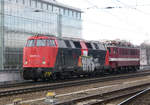 7. Februar 2014, Die Lokomotiven 228 757 und 142 110 des  EBS Erfurter Bahnservice Gesellschaft mbH, Erfurt  fahren durch den Dresdener Hauptbahnhof in Richtung Pirna. 228 757 der Erfurter Bahnservice GmbH (EBSG), LKM Babelsberg Bj.1969/280166. Ex DR V180 357, 118 357, 118 757 führt.