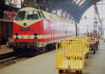 10. August 1990, Dresden, Hauptbahnhof, Lok 119 164-2 ist mit einem Zug aus Zittau eingefahren. Der Transport von Reisegepäck und Post spielte augenscheinlich noch eine Rolle. Oder deuten die leeren Wagen schon auf einen Niedergang dieser Sparte hin?