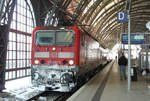 16. Dezember 2010, Dresden Hauptbahnhof, der Regionalexpress von Leipzig ist am Bahnsteig 1 eingefahren.  