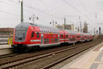 29. März 2012, Dresden-Hauptbahnhof: Ein Zug der S-Bahnlinie S1 nach Schöna verlässt den Bahnhof. Doppelstock-Steuerwagen DABuzfa 778