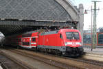 07. Februar 2014, Dresden-Hauptbahnhof: Lok 182 020 fährt mit einem Zug der Linie S1 nach Schöna ab.