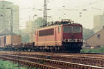 11. Juni 1983, DR-Lok 250 097 umfährt mit einem Güterzug auf dem Außengleis den Dresdener Hauptbahnhof. Scan von Kleinbild-Negativfilm Orwo NC 19. 