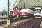 364 856 und ein Steuerwagen Bimdzf stehen in Dresden-Hbf Spalier bei Ausfahrt des legendären DR VT18.16 / 175.0 / SVT Bauart  Görlitz  (ex Vindobona / Karlex / Karola / Neptun / Belinaren) zu seiner letzten Fahrt nach Prag am 12.4.2003 - ein Tag vor Fristablauf