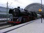 03 1010-2 hat sich mit ihrem Sonderzug am 2.12.2007 im Raucherbereich des Bahnhofs Dresden Hbf platziert.
