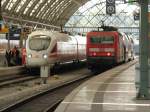 ICE aus Frankfurt trifft in Dresden Hbf auf die Regionalbahn nach Elsterwerda mit Zuglok 143 070. (17.06.2009)