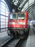 Die BR 143 087-5 ist gerade im Dresdner Hauptbahnhof auf Gleis 1 eingetroffen