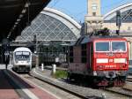 CD-Lok in Farbgebung DB:  Kndelpresse  371 201 (ex 180 001) pausiert am 12.05.2009 bis zur bernahme des nchsten EC in Dresden Hbf. Seit Ende 2009 prsentiert sich diese Lok nach Farbgebung Reichsbahn und Deutsche Bahn AG nun in Blau/Grau und hrt auf den Namen  Gottlieb 
