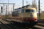 103 222-6 der DB Systemtechnik sonnt sich im Dresdner Hbf.
Die wahrscheinlich zugehrigen Mewagen standen ein paar Gleise weiter abgestellt.
09.11.2010