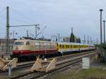 Inzwischen hat eine 363 einen EC-Wagen auf dasselbe Gleis zum Abstellen gebracht, wo 103 222 mit ihrem Gleismesszug bis zum nchsten Morgen stehen bleiben wird; Dresden Hbf., 09.08.2010  